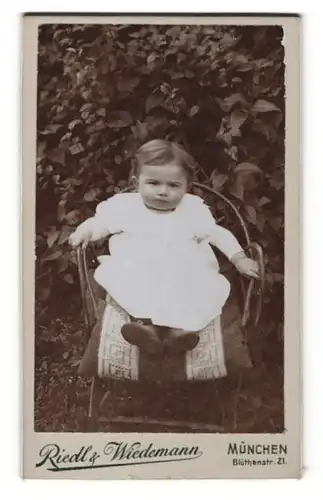 Fotografie Riedl & Wiedemann, München, Baby auf Stuhl sitzend