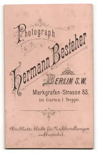 Fotografie Hermann Besteher, Berlin, hübsche junge Dame mit Schmuck, Brosche und Kruzifix