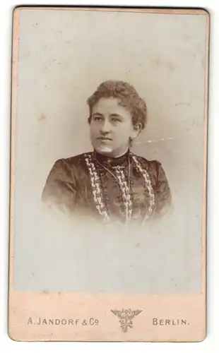 Fotografie A. Jandorf & Co., Berlin, Portrait Hausfrau mit Halskette