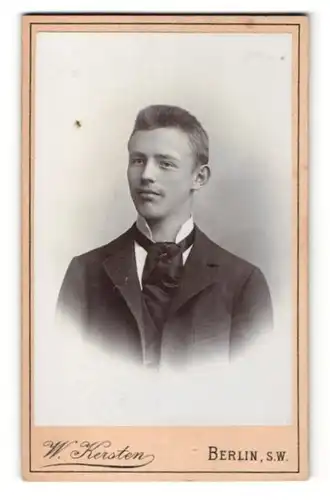 Fotografie W. Kersten, Berlin, Portrait junger Mann im Anzug mit Krawatte
