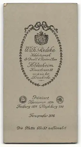 Fotografie Wilhelm Redeke, Hildesheim, Knaben im Anzug mit Schirmmütze & Kerzenständer