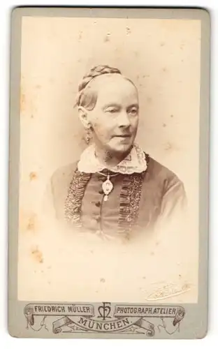 Fotografie Friedrich Müller, München, Portrait betagte Dame wohl gekleidet mit Schmuck