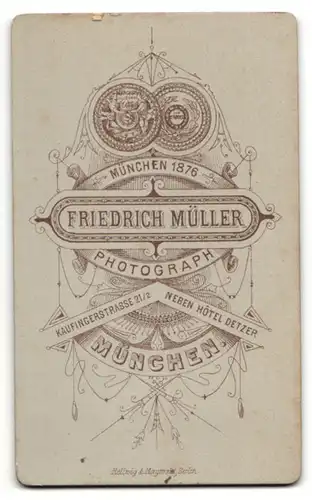Fotografie Friedrich Müller, München, Portrait betagte Dame wohl gekleidet mit Schmuck
