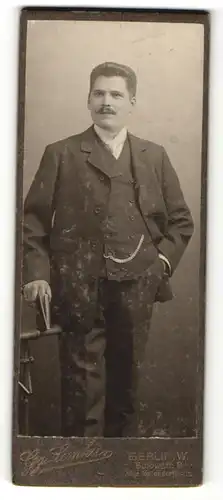 Fotografie Atelier Lemkie, Berlin, Edelmann mit Schnauzbart im eleganten Anzug