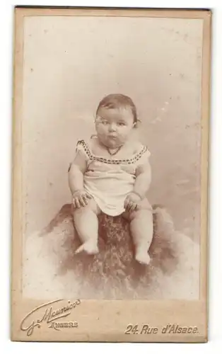 Fotografie Georges Meunier, Angers, Baby auf Felldecke sitzend