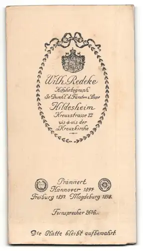 Fotografie Wilhelm Redeke, Hildesheim, Mädchen stöbert im Prospekt beim Fotograf