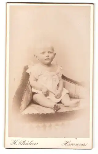 Fotografie H. Richers, Hannover, niedliches Baby auf Sessel sitzend