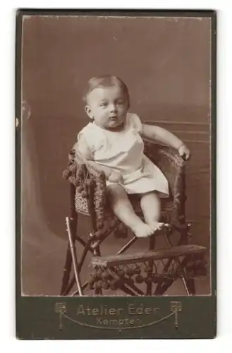 Fotografie Atelier Eder, Kempten, Baby auf Kinderstuhl sitzend