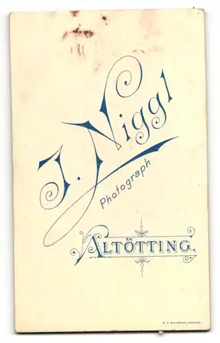 Fotografie Atelier Niggl, Altötting, Baby auf Felldecke sitzend