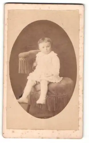 Fotografie Dubut, Angers, Portrait kleines Mädchen im weissen Kleid auf Stuhl sitzend