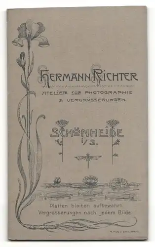 Fotografie Hermann Richter, Schönheide i/S., Frau im Kleid mit Puffärmeln