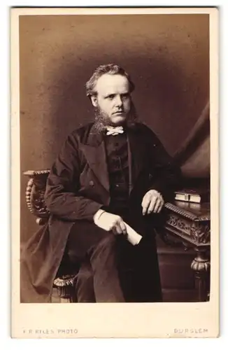 Fotografie F. R. Ryles, Burslem, Mann im Anzug sitzend mit Backenbart