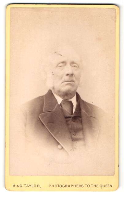 Fotografie A. & G. Taylor, Manchester, Mann im Anzug mit Binder und