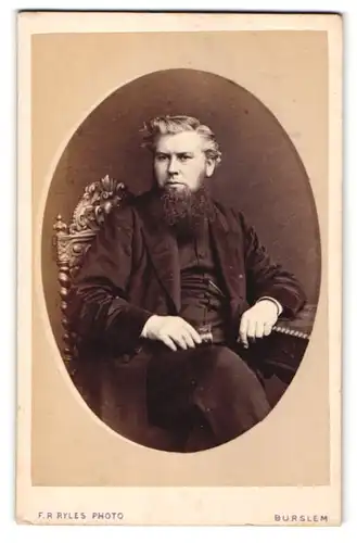 Fotografie F. R. Ryles, Burslem, Mann im Anzug sitzend mit Vollbart