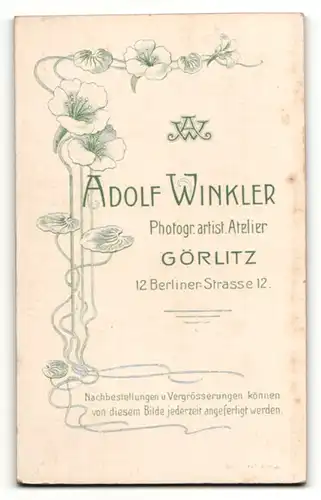 Fotografie Adolf Winkler, Görlitz, Frau im Kleid stehend mit einer Hand auf einem Tisch