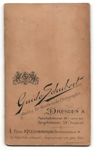 Fotografie Guido Schubert, Dresden, junge Frau im Kleid mit auffälliger Brosche am Kragen