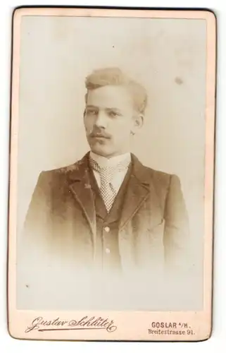 Fotografie Gustav Schlüter, Goslar A/H., junger Mann mit Schnurrbart