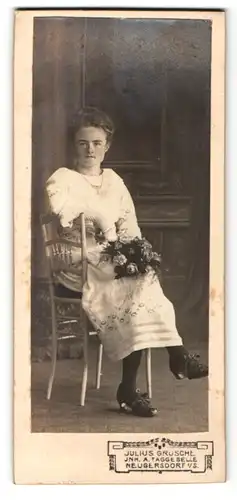 Fotografie Julius Grusche, Neugersdorf i/S., Frau sitzend mit Blumenstrauss