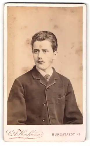 Fotografie C.A. Hauffe Nachf., Burgstaedt i/S., Portrait Bursche im dunkeln Jacket