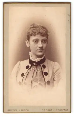 Fotografie Gustav Karsch, Dresden-Neustadt, Frau im Kleid mit Brosche am Kragen