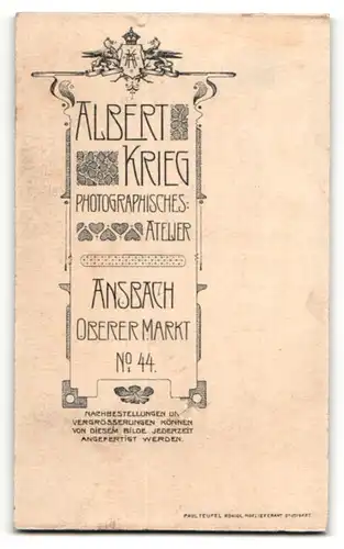 Fotografie Albert Krieg, Ansbach, Mann im Anzug mit Fliege und Schauzer und Frau mit Dutt