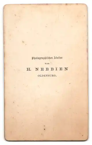 Fotografie H. Nebbien, Oldenburg, Frau mit platter Frisur und Mittelscheitel