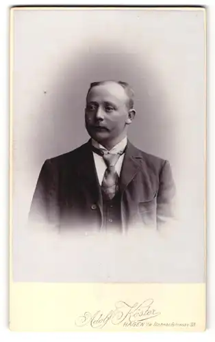 Fotografie Adolf Köster, Hagen i/W., Mann mit Halbglatze und breitem Binder