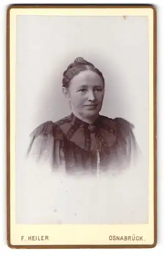 Fotografie F. Heiler, Osnabrück, Portrait charmante Dame mit Haarschmuck