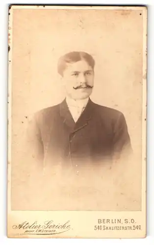 Fotografie Atelier Gericke, Berlin, Mann im Jacket mit Mittelscheitel und Moustache Bart