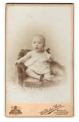 Fotografie Wilhelm Stein, Berlin, zuckersüsses Kleinkind im weissen Hemdchen