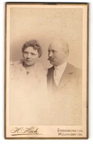 Fotografie H. Hack, Strassburg / Els., Portrait charmantes Paar in eleganter Kleidung