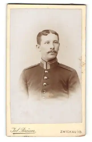 Fotografie Jul. Bräuer, Zwickau i. S., Portrait stattlicher Soldat in interessanter Uniform