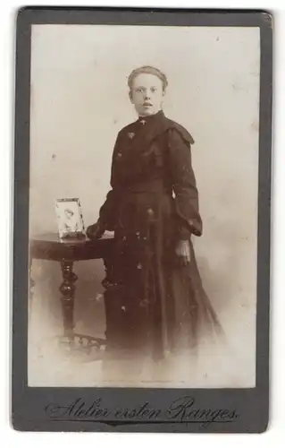 Fotografie Fotograf & Ort unbekannt, Portrait bezaubernde junge Dame im prachtvollen Kleid