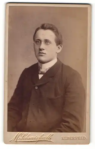 Fotografie Moritz Schweisfurth, Elberfeld, Portrait junger Mann mit Brille