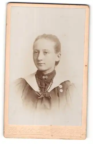 Fotografie Th. Schlüter, Pinneberg, Portrait Mädchen trägt Bumen-Halskette