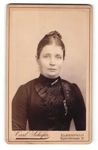 Fotografie Carl Schäfer, Elberfeld, Portrait Edeldame trägt schwarzes Kleid