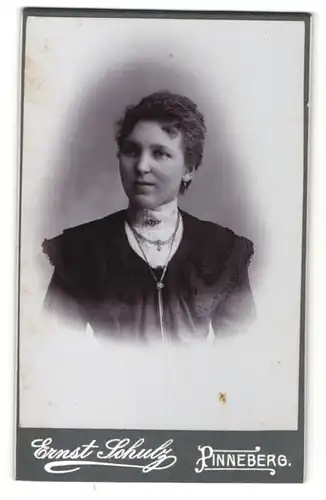 Fotografie Ernst Schulz, Pinneberg, Portrait junge Dame mit Schmuck trägt schwarzes Kleid