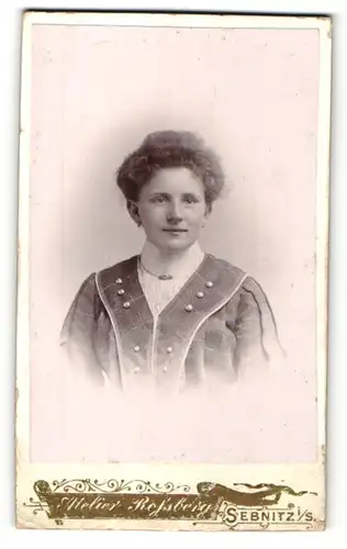 Fotografie Atelier Rossberg, Sebnitz, junge Dame mit zierknöpfen au Dem Kleid