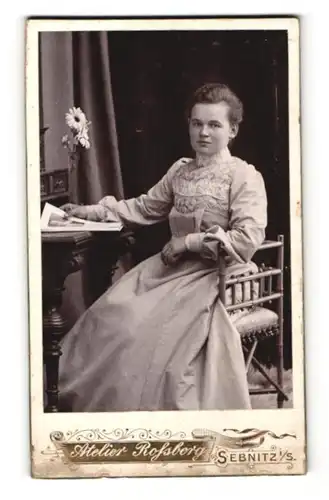Fotografie Atelier Rossberg, Sebnitz i. S., junge Dame im Kleid auf Stuhl sitzend