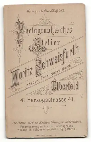 Fotografie Moritz Schweisfurth, Elberfeld, Portrait junger Mann trägt schlichtes Sakko