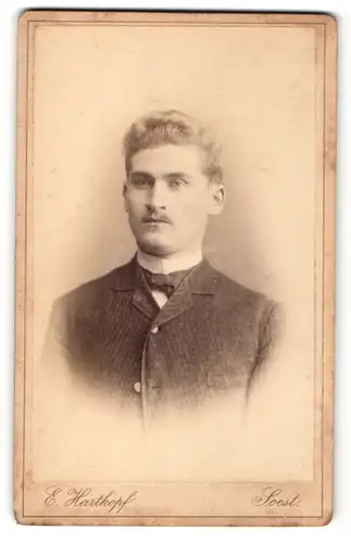 Fotografie E. Hartkopf, Soest, Portrait Mann trägt Sakko mit Karomuster