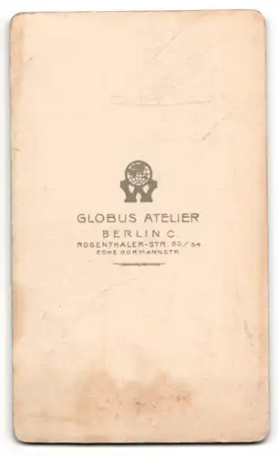 Fotografie Globus Atelier, Berlin, Portrait Mann mit Vollbart trägt Nadelstreifenanzug