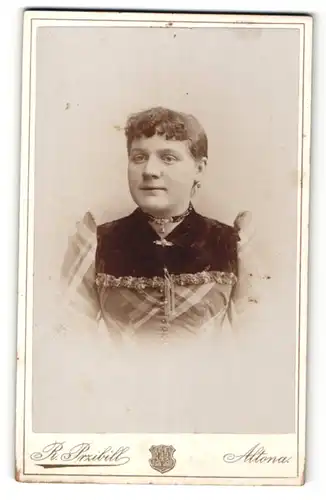 Fotografie Rudolf Przibill, Altona, Portrait Dame mit Halskette und Ohrringen
