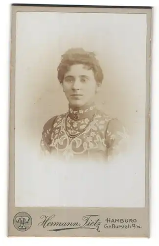Fotografie Hermann Tietz, Hamburg, Portrait Dame mit Halskette trägt Kleid mit Blumenmuster