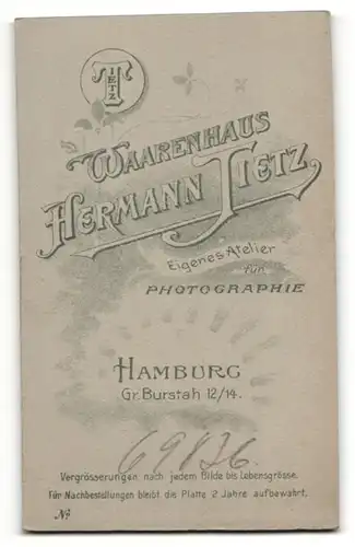 Fotografie Hermann Tietz, Hamburg, Portrait Dame mit Halskette trägt Kleid mit Blumenmuster