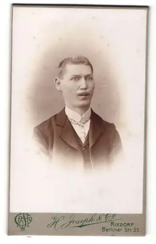 Fotografie H. Joseph & Co., Berlin-Rixdorf, Portrait Mann mit Krawatte trägt modischen Anzug