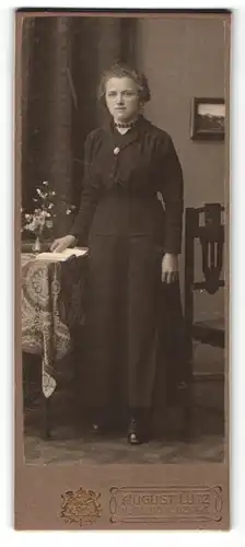 Fotografie August Lutz, Gera - R., Hausfrau mit Halskette trägt schwarzen Rock und Bluse
