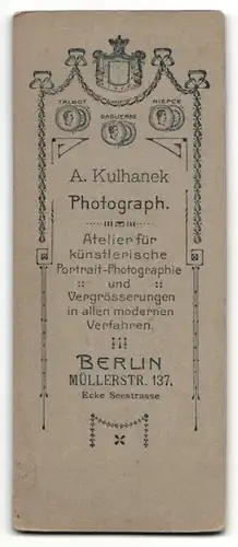 Fotografie A. Kulhanek, Berlin-Wedding, Knabe im Anzug nach der Konfirmation