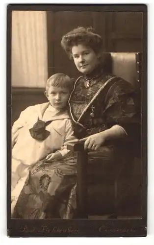 Fotografie Rud. Lichtenberg, Osnabrück, Portrait Frau im hübschen Kleid auf Stuhl sitzend u. Junge im Matrosenanzug
