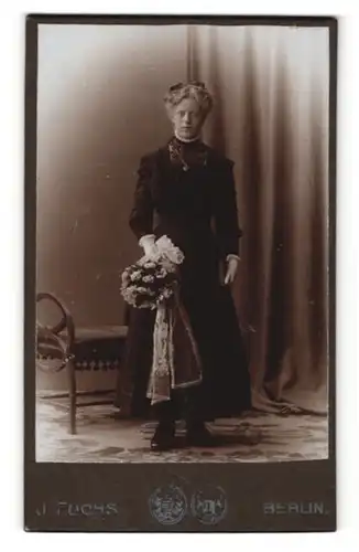 Fotografie J. Fuchs, Berlin, Portrait Konfirmandin mit Gebetsbuch und Blumenstrauss